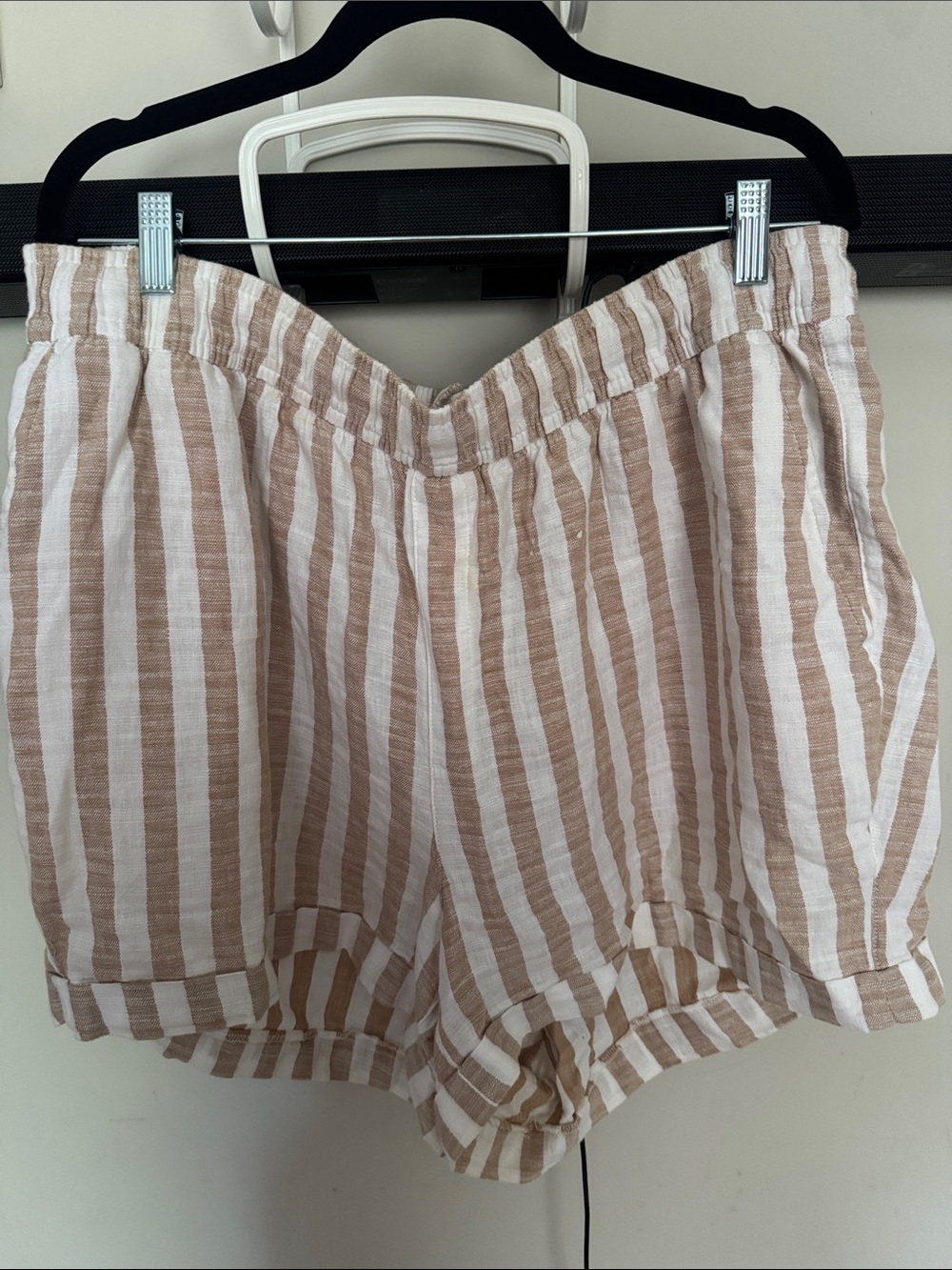 Old Navy Striped High-Waist Linen-Blend Shorts in White & Tan